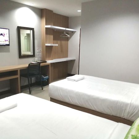 The Like Hotel Удон Тани Екстериор снимка