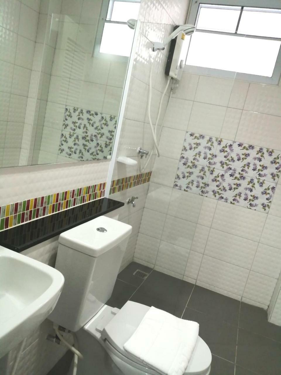The Like Hotel Удон Тани Екстериор снимка