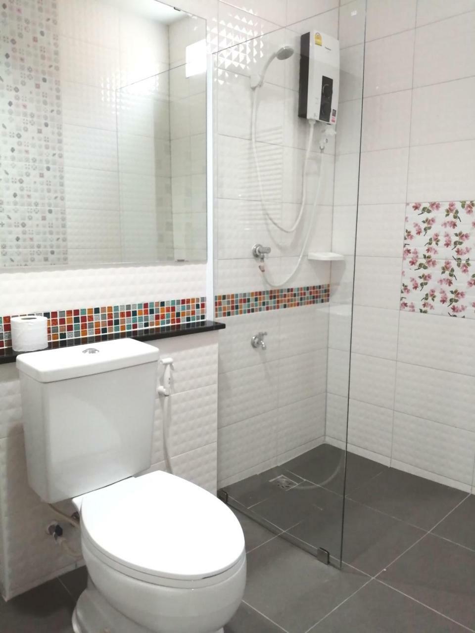 The Like Hotel Удон Тани Екстериор снимка